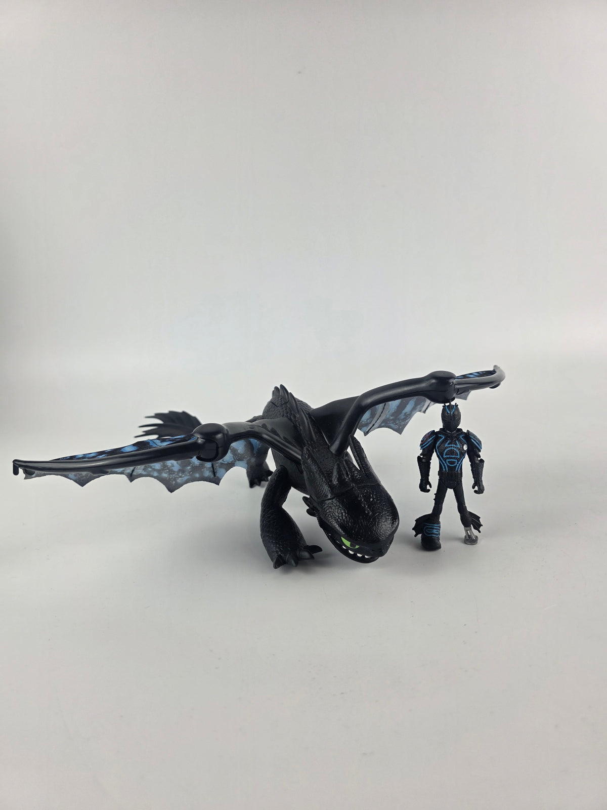 How to Train Your Dragon Deluxe Toothless Light and Sounds Dragon Toy
