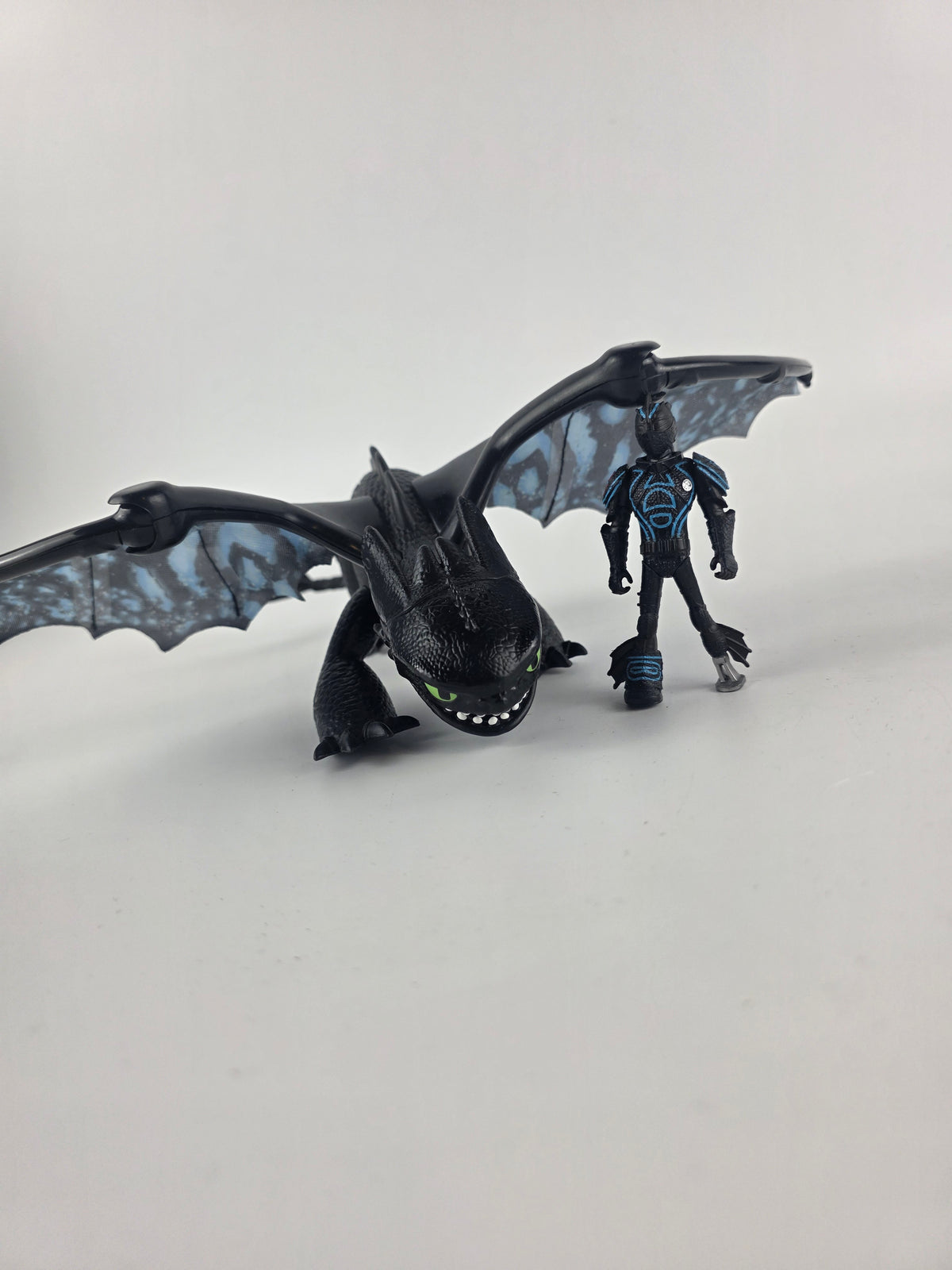 How to Train Your Dragon Deluxe Toothless Light and Sounds Dragon Toy
