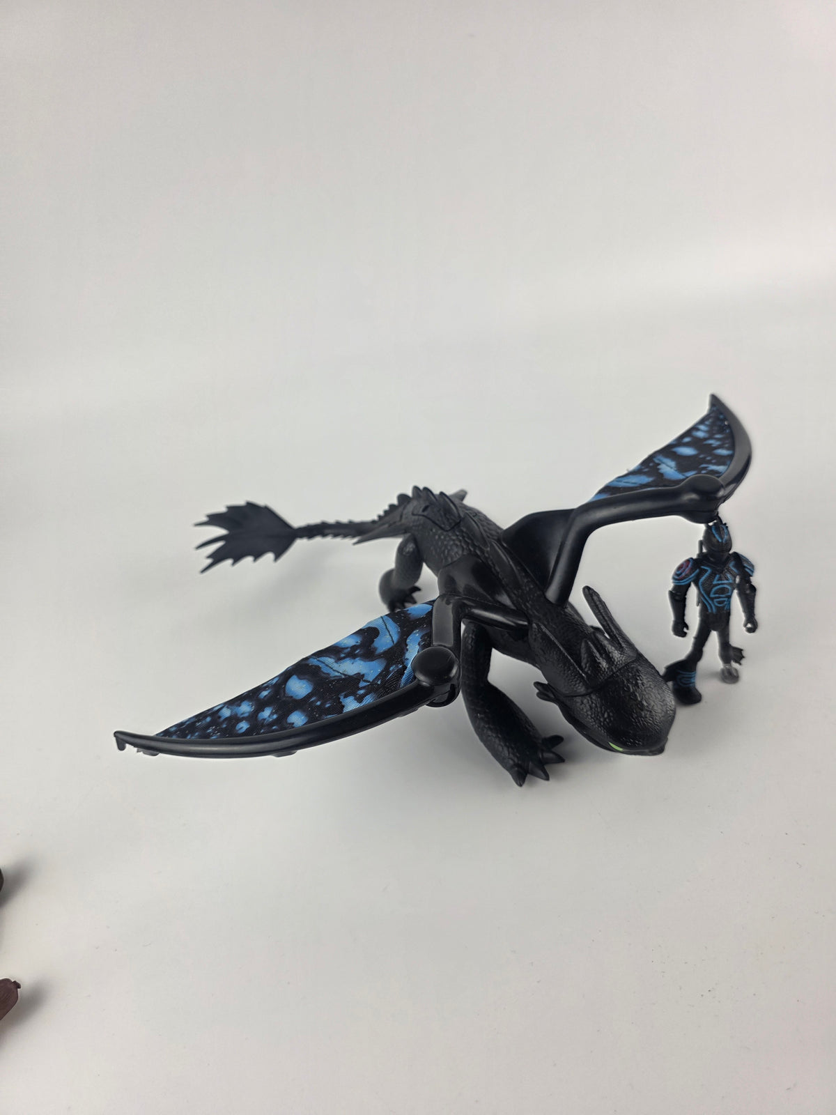 How to Train Your Dragon Deluxe Toothless Light and Sounds Dragon Toy