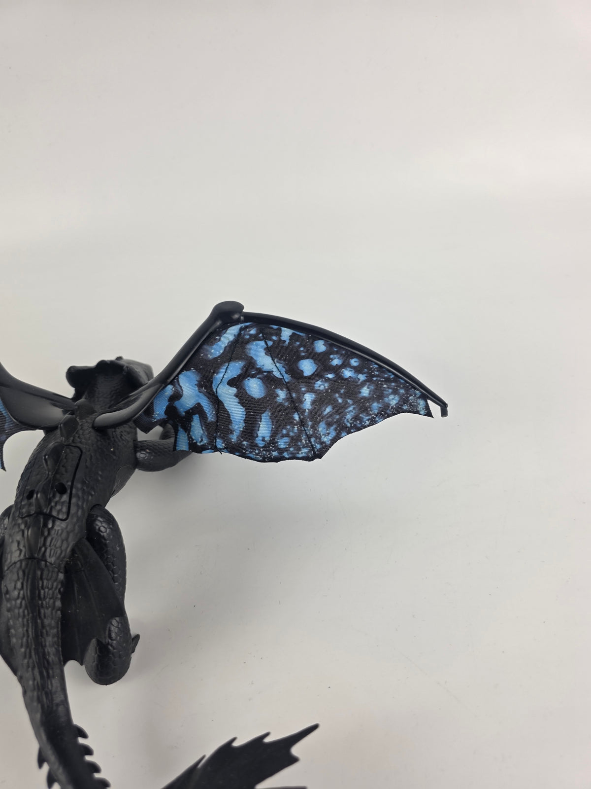 How to Train Your Dragon Deluxe Toothless Light and Sounds Dragon Toy