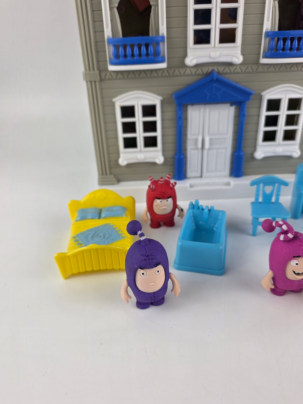 Oddbods playset house with figurines