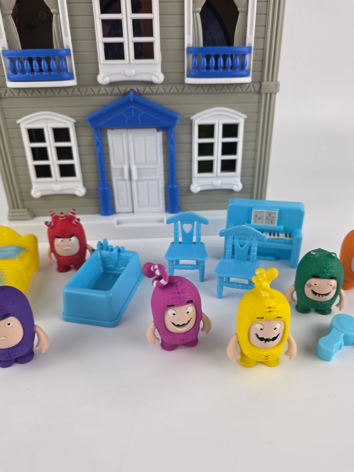 Oddbods playset house with figurines
