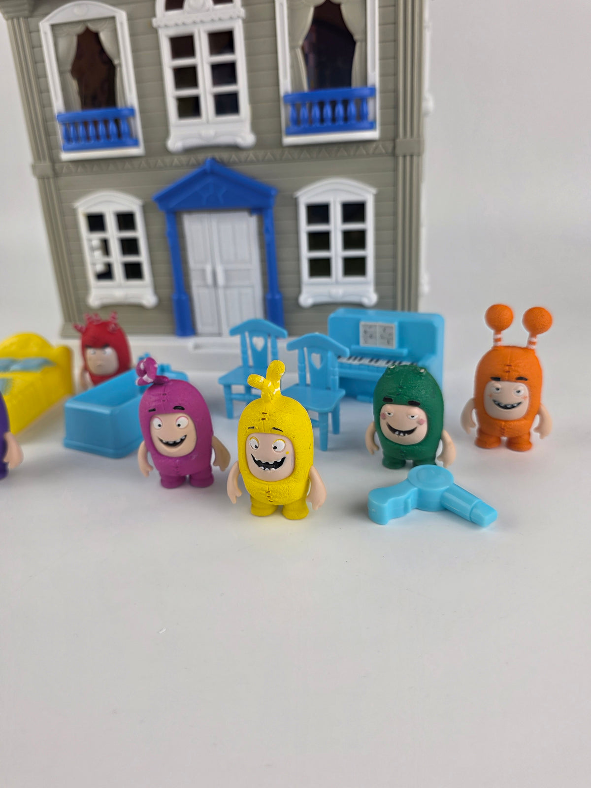 Oddbods playset house with figurines