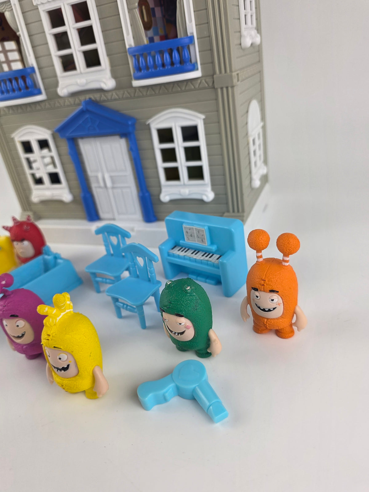 Oddbods playset house with figurines