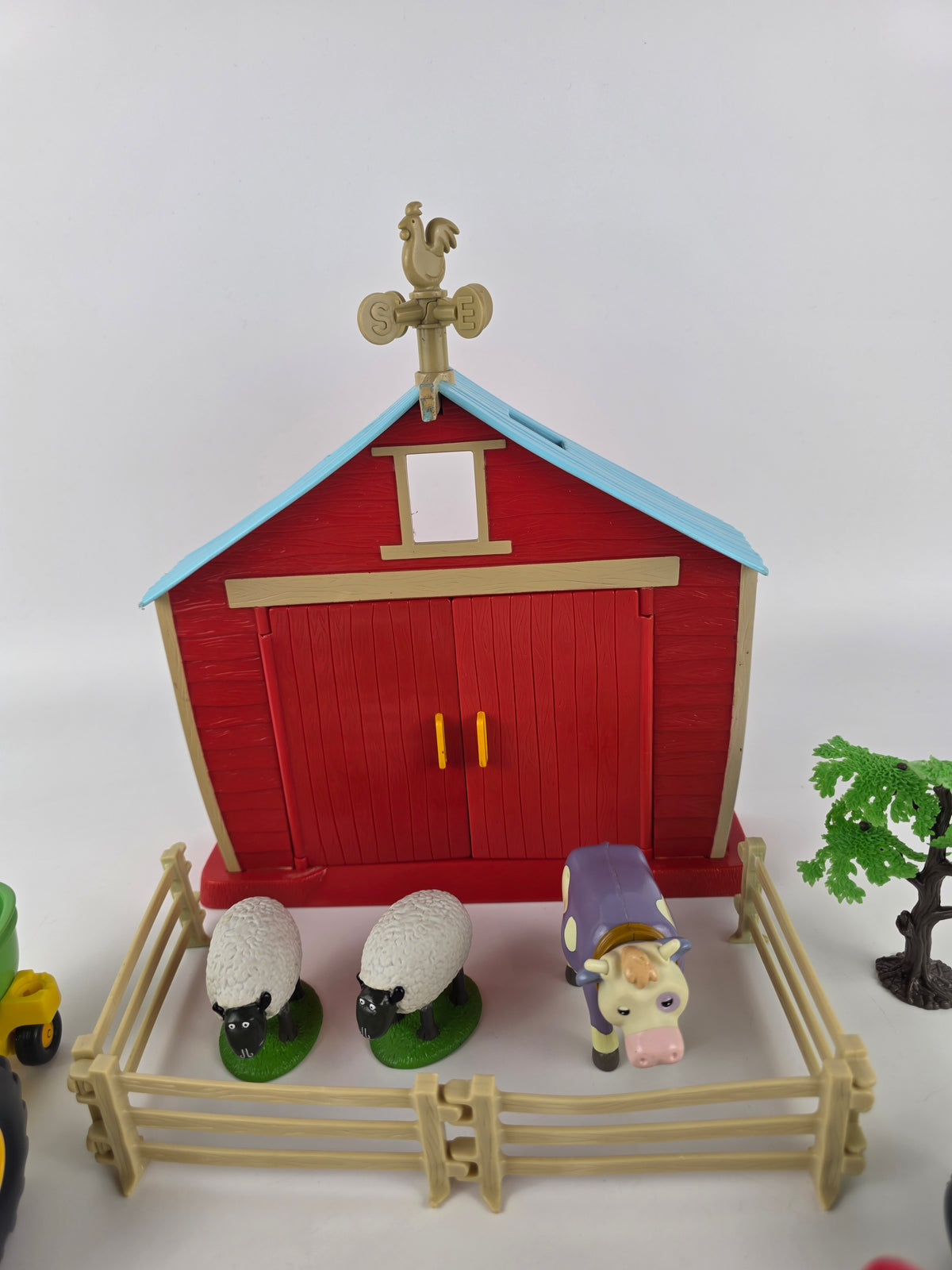 Tractor Tom farm barn playset toy bundle