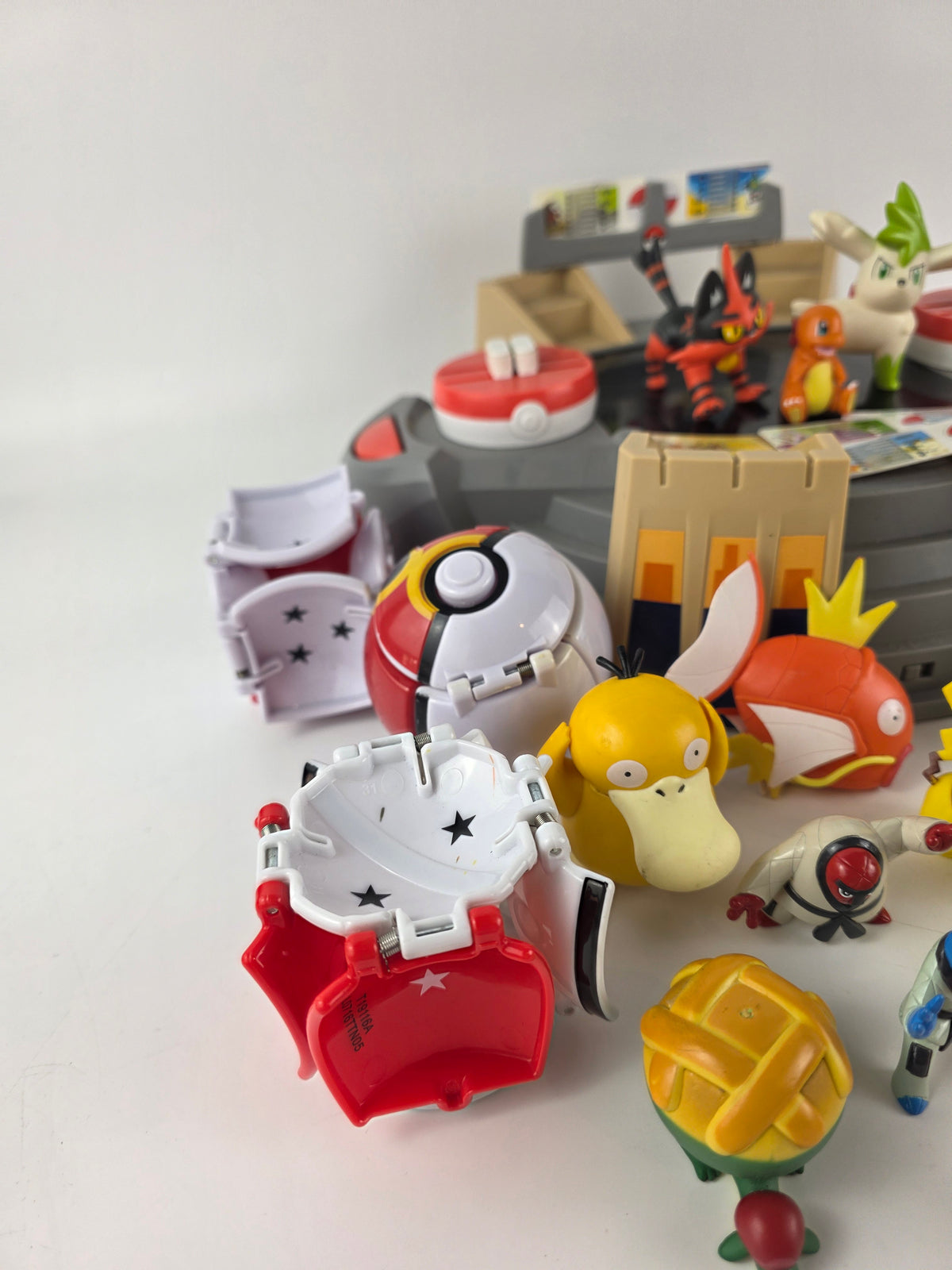 TOMY Pokémon X & Y Electronic Battle Arena Playset Figure Go Balls Pokédex